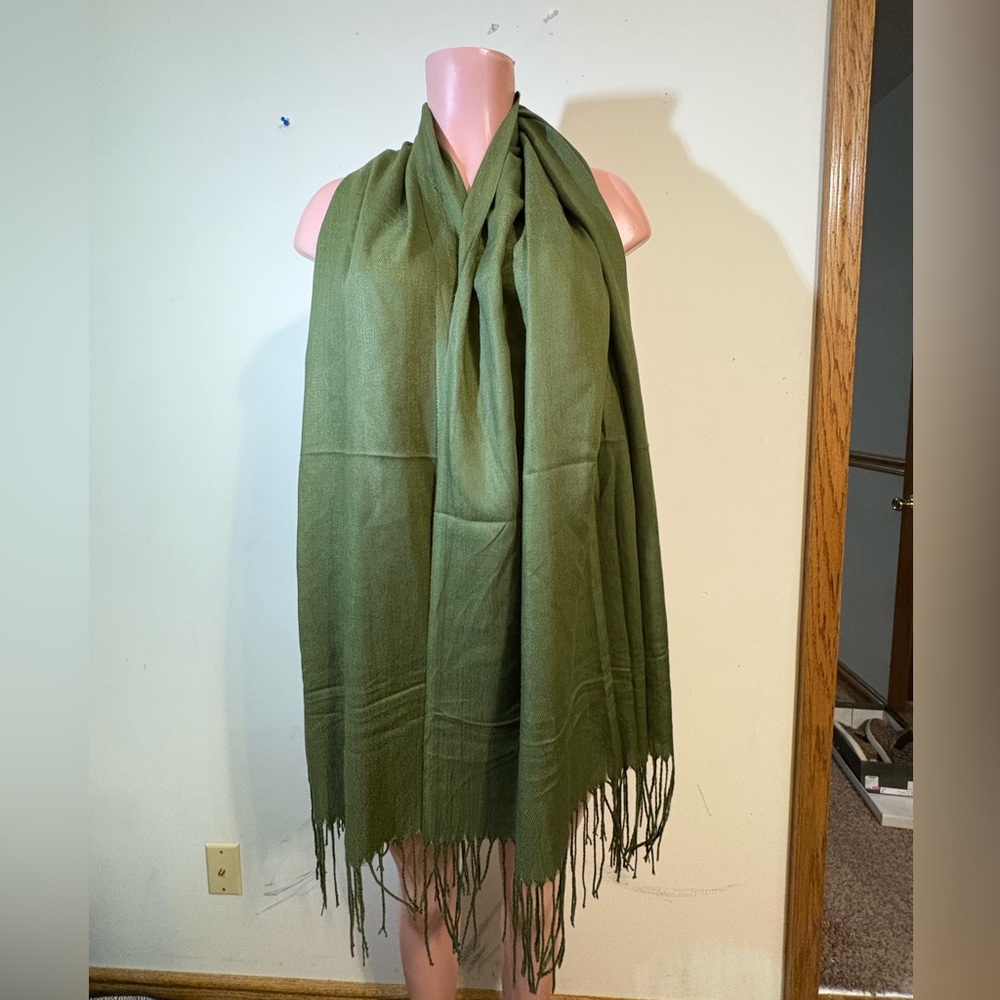 Scarf Shawl women’s Jade Green Large size w/tassels soft approximately 27 X‎ 34